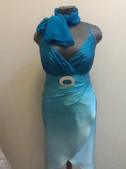 Атласное платье бирюзового цвета в комплекте шарфик - фото 1 - id-p700663