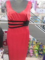 Красное платье из атласной ткани