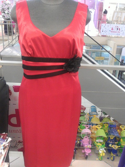 Красное платье из атласной ткани - фото 1 - id-p700664