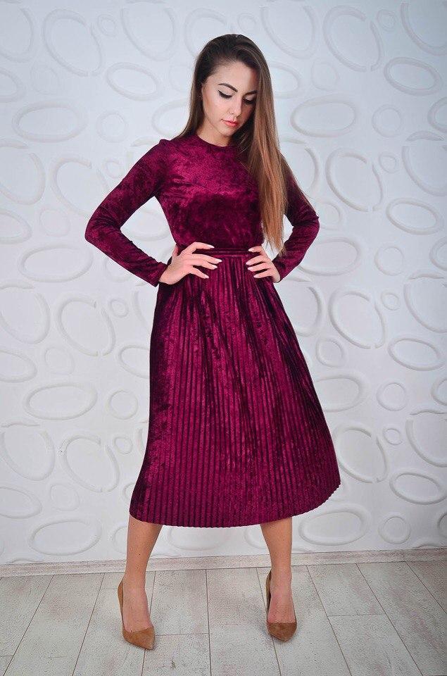 Праздничное велюровое платье миди с плиссированной юбкой - фото 1 - id-p5635513