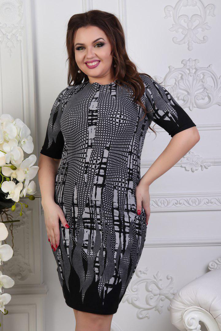 Приталенное деловое платье на короткий рукав с красивым принтом в батальных больших размерах - фото 1 - id-p5989760