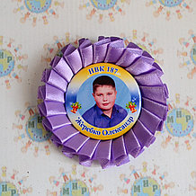 Значок Выпускник с розеткой. Сиреневый