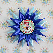 Значки с розетками канзаши Ручеек для выпускников и первоклассников