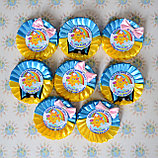 Значок на 1 сентября и выпускной с жёлтоголубой розеткой "Смокинг". Именной, фото 2