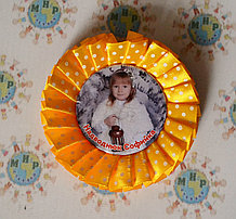 Значок с розеткой Горошек жёлтая