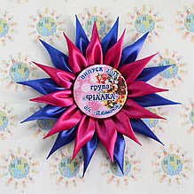 Значки с розетками-канзаши Фиалки для выпускников и первоклассников