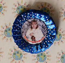 Значок с розеткой Горошек синяя