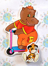 Магнитный стенд для крепления рисунка Бегемот на самокате