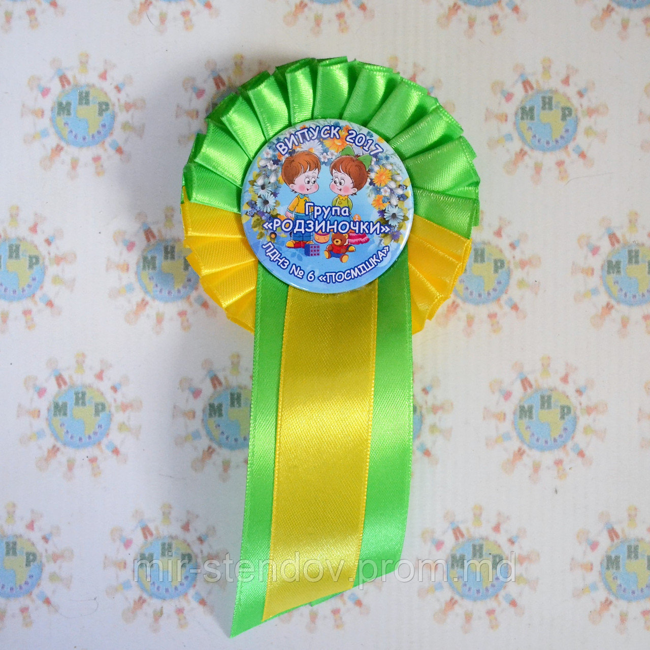 Значок Выпускник с розеткой и хвостиком Зелёно-жёлтой - фото 1 - id-p4432392