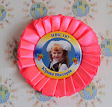 Значок Выпускник с розеткой. Розовая