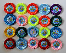 Значки с цветными розетками. Выпускник группы Родничок