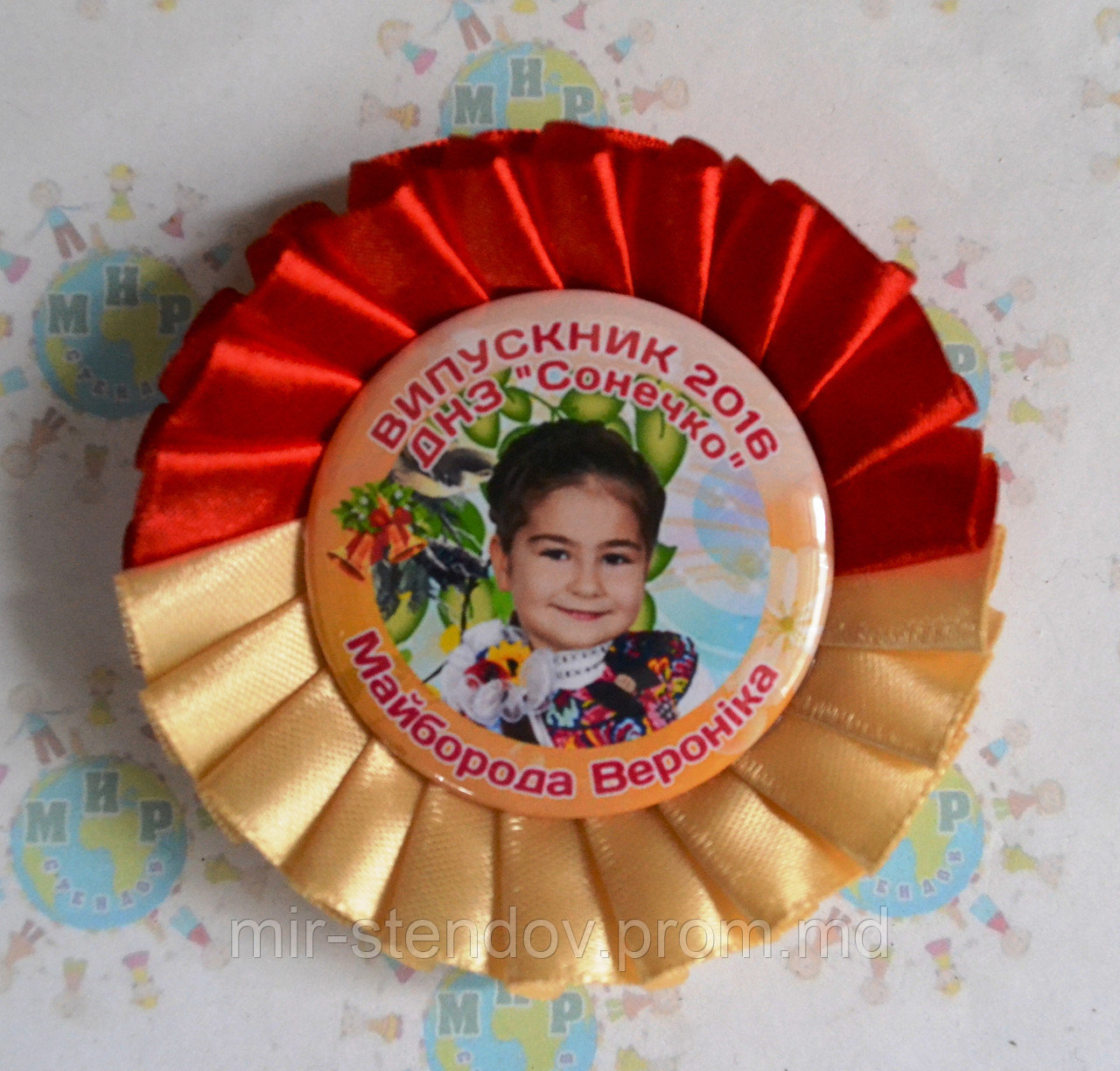 Значок Выпускник с фотографией и розеткой Красно-бежевой, фото 1