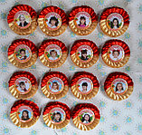 Значок Выпускник с фотографией и розеткой Красно-бежевой, фото 2