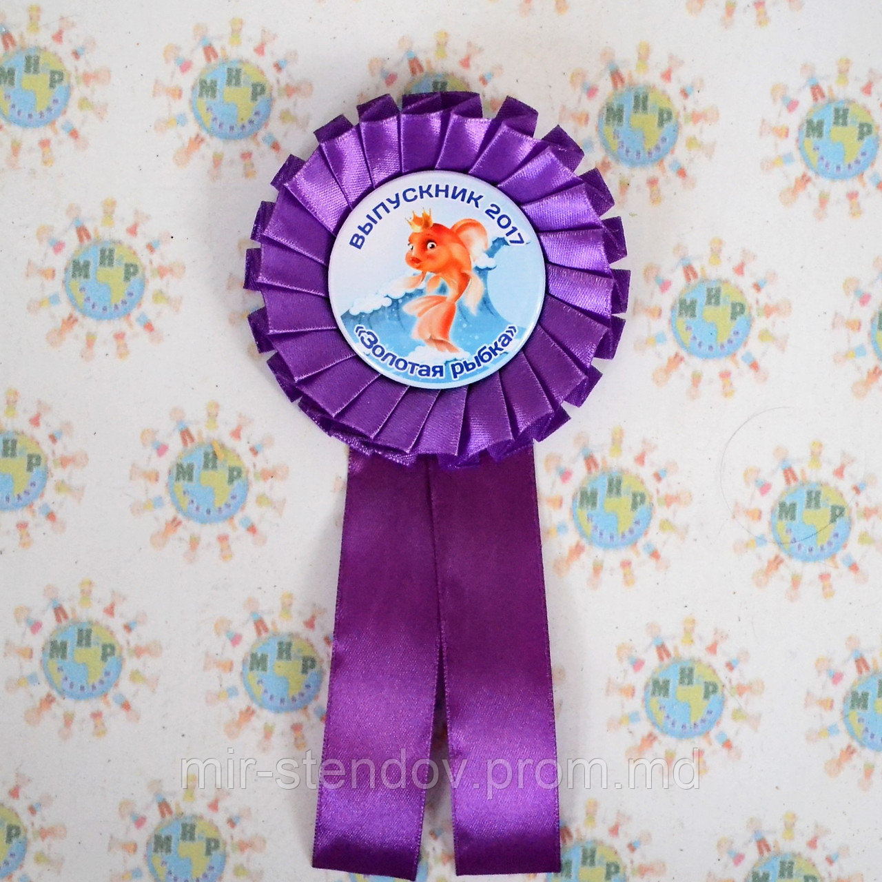 Значки с розетками и хвостиками для выпускников и первоклассников Фиолетовый с рисунком - фото 1 - id-p5997171