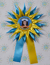 Значок с фотографией выпускника, с розеткой Астра и ленточками