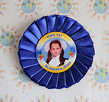 Значок Выпускник с розеткой. Синяя