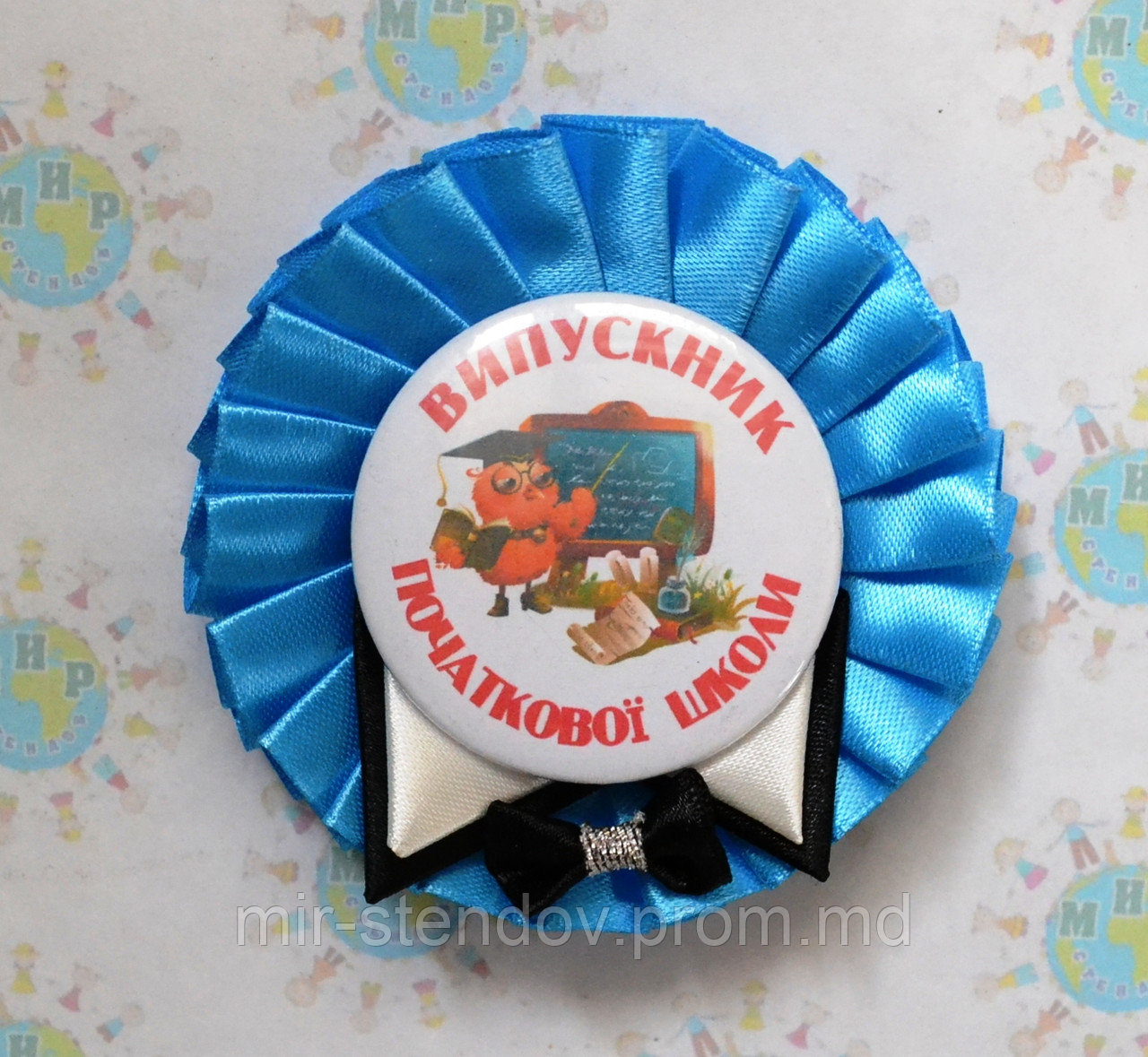 Значок Выпускник с оригинальной розеткой Синий смокинг с белым воротничком, фото 1