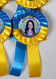 Значок с розеткой и хвостиками желто-голубыми. Выпускник, фото 2