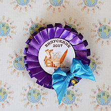 Значок с цветной розеткой и колокольчиком