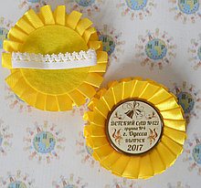 Бутоньерка на руку для выпускников и первоклассников с розеткой Желтой