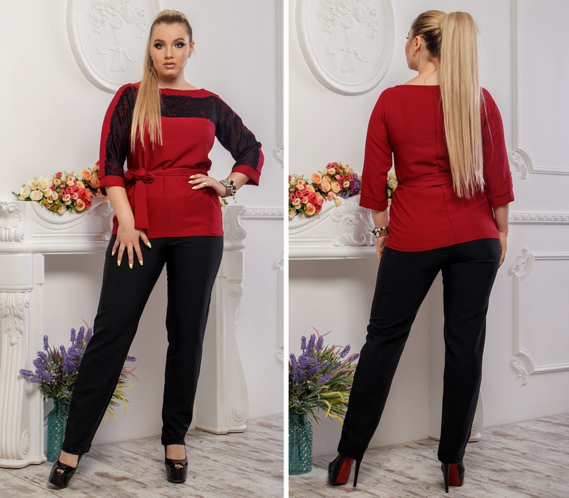 Элегантный деловой костюм женский: черные брюки и красная блуза с гипюром и поясом, батал большие размеры - фото 1 - id-p8443651