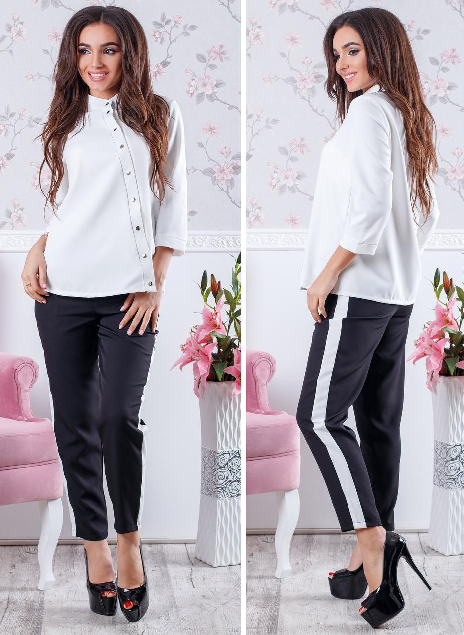 Женский деловой комплект двойка: брюки с лампасами и блузка с кнопками наискосок, норма и батал - фото 1 - id-p8449406