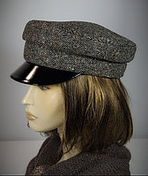 Женская кепка из кашемира с лаковым козырьком и цепочкой (темно - серая).