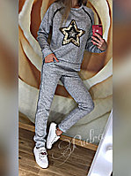 Молодежный трикотажной вязки костюм: штани с манжетами и кофта с аппликацией звезды из пайетки