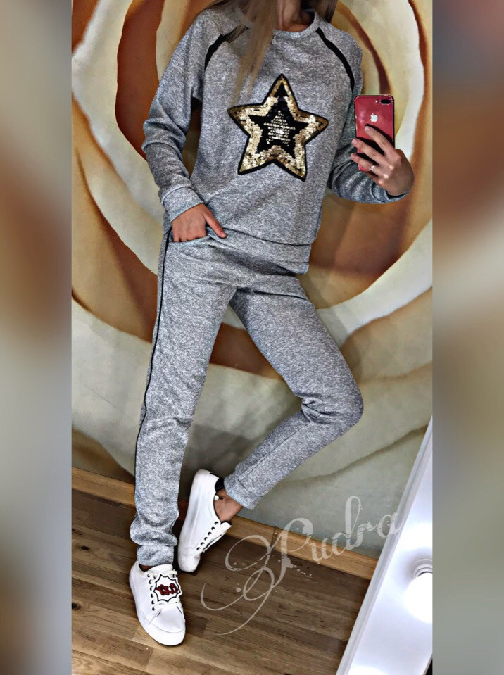 Молодежный трикотажной вязки костюм: штани с манжетами и кофта с аппликацией звезды из пайетки - фото 1 - id-p8647963