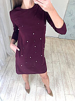 Нежное трикотажное прямое платье с рукавом 3/4 украшено бусинками