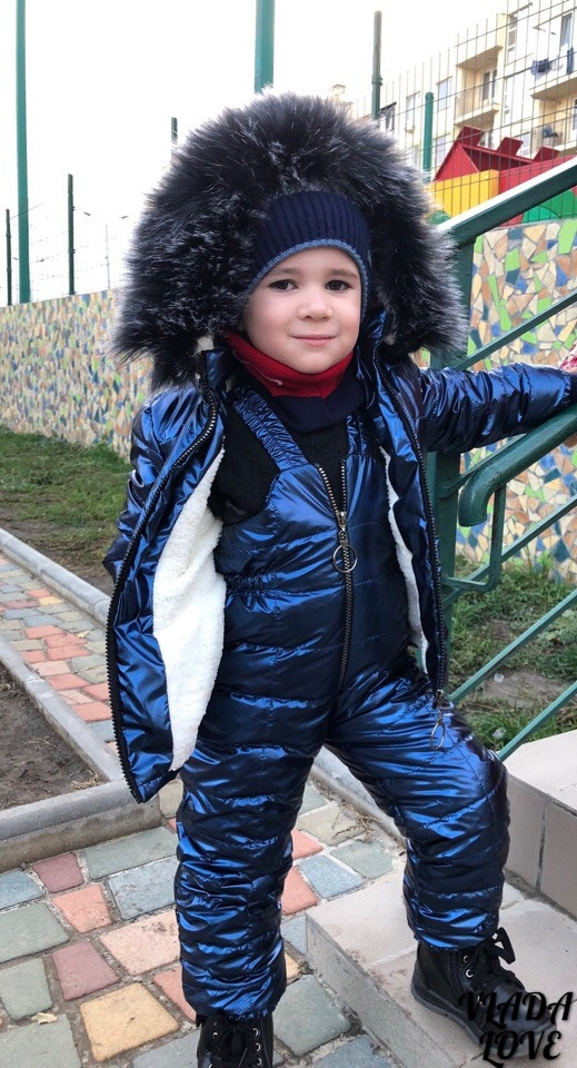Утепленный зимний детский костюм металлик на синтепоне и меху: полукомбез и куртка с капюшоном с пышным мехом - фото 1 - id-p8738214
