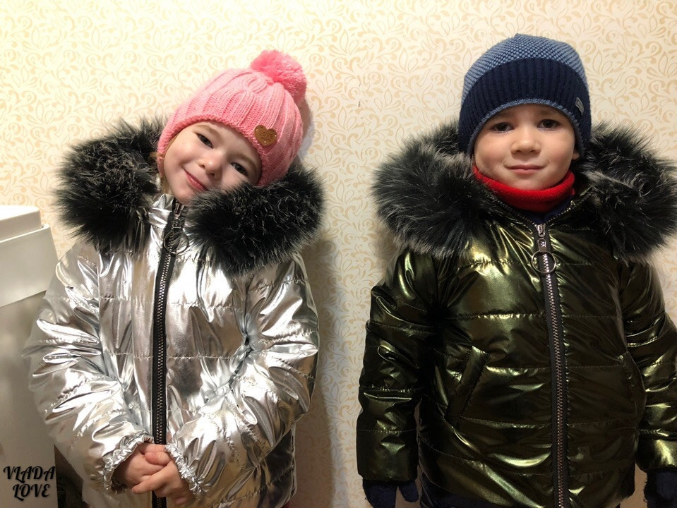 Утепленный зимний детский костюм металлик на синтепоне и меху: полукомбез и куртка с капюшоном с пышным мехом - фото 1 - id-p8738216
