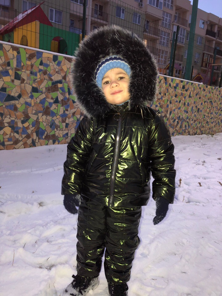 Утепленный зимний детский костюм металлик на синтепоне и меху: полукомбез и куртка с капюшоном с пышным мехом - фото 1 - id-p8738217