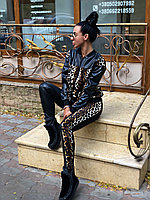 Стильный кожанный костюм с леопардовыми вставками: кофта бомбер на змейке и облегающие штаны