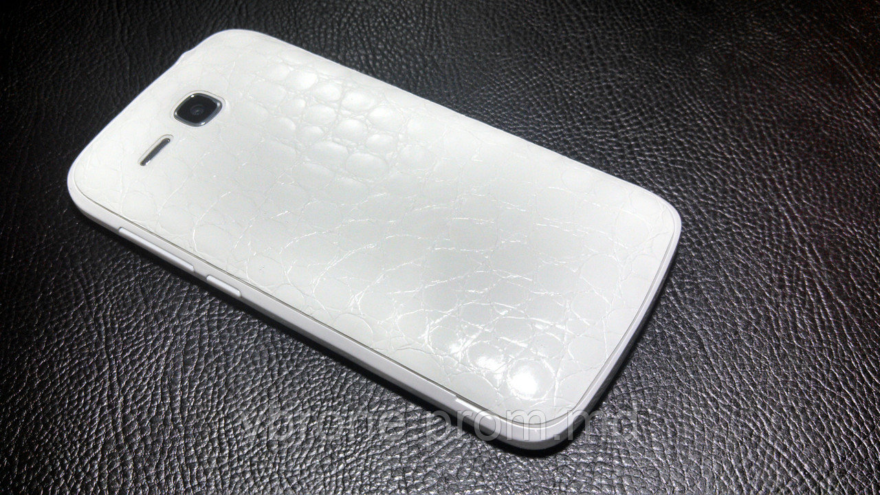 Декоративная защитная пленка для Huawei Y600 аллигатор белый - фото 1 - id-p3868260