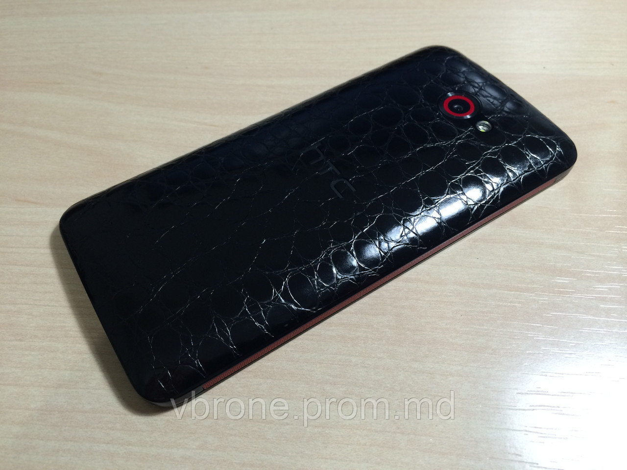 Декоративная защитная пленка для HTC Buterfly аллигатор черный - фото 1 - id-p3868674