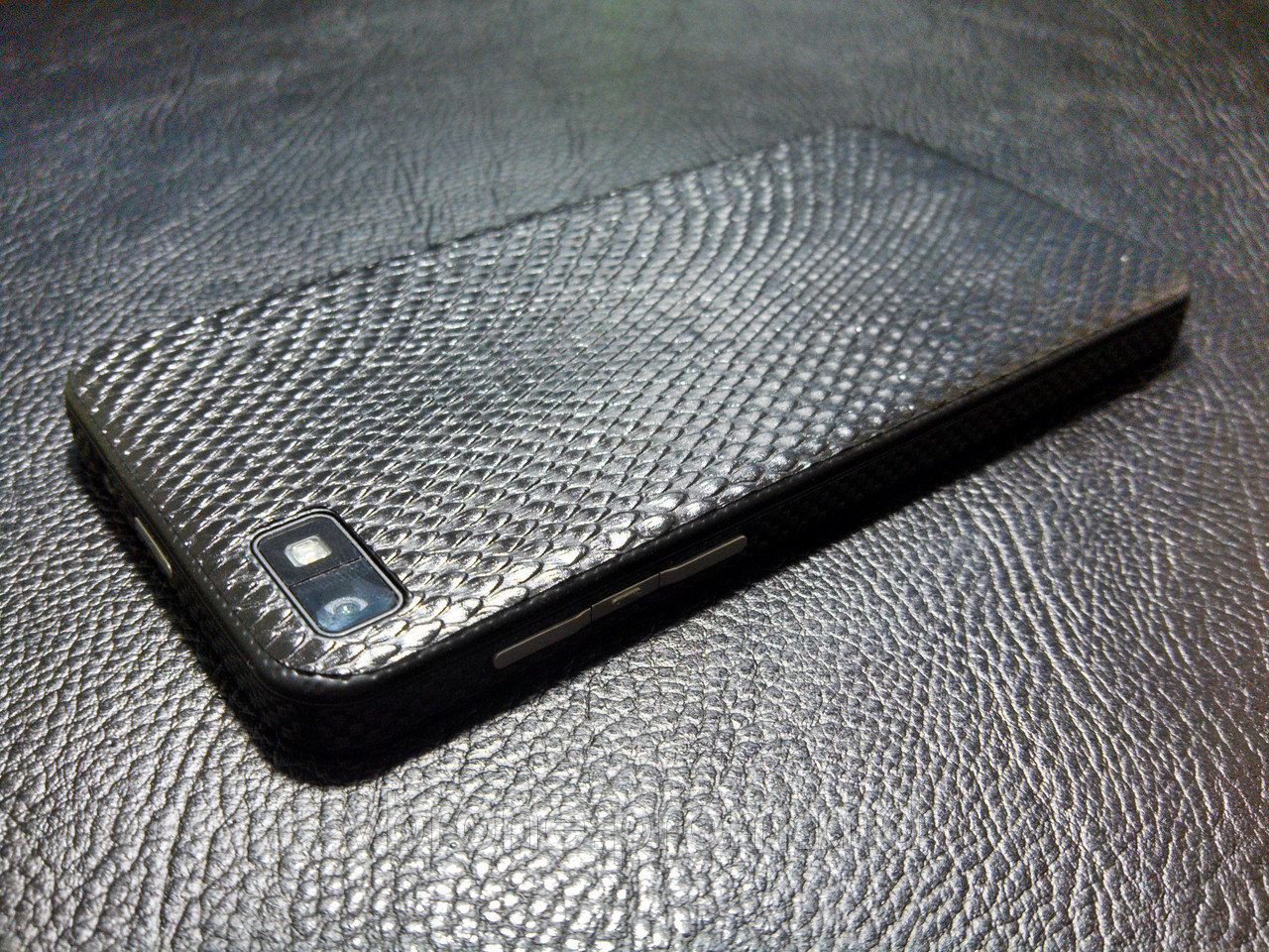 Декоративная защитная пленка для BlackBerry Z10 рептилия+микрокарбон - фото 1 - id-p3868167