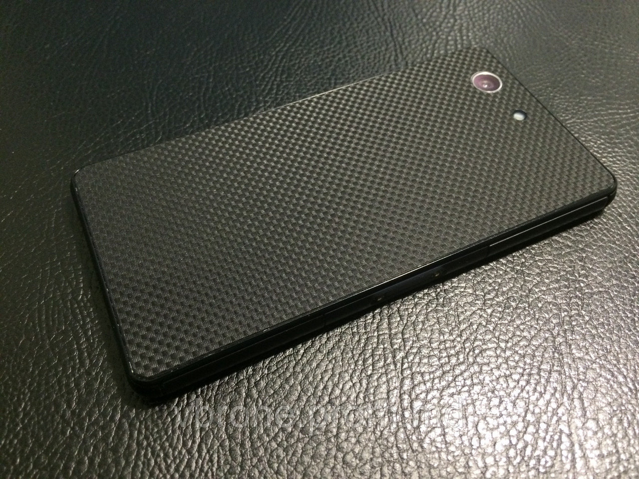 Декоративная защитная пленка для Sony Xperia Z3 Compact "микро карбон черный" - фото 1 - id-p3868415
