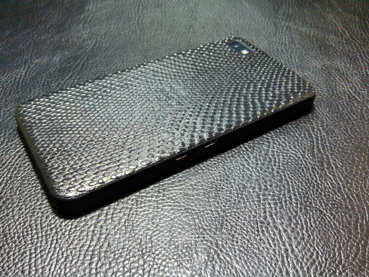 Декоративная защитная пленка для BlackBerry Z10 "рептилия черная" - фото 1 - id-p3868137