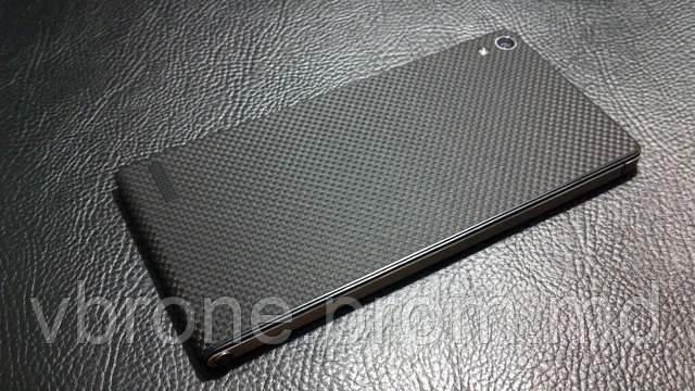 Декоративная защитная пленка для Huawei P6 "микрокарбон черный" - фото 1 - id-p3866744