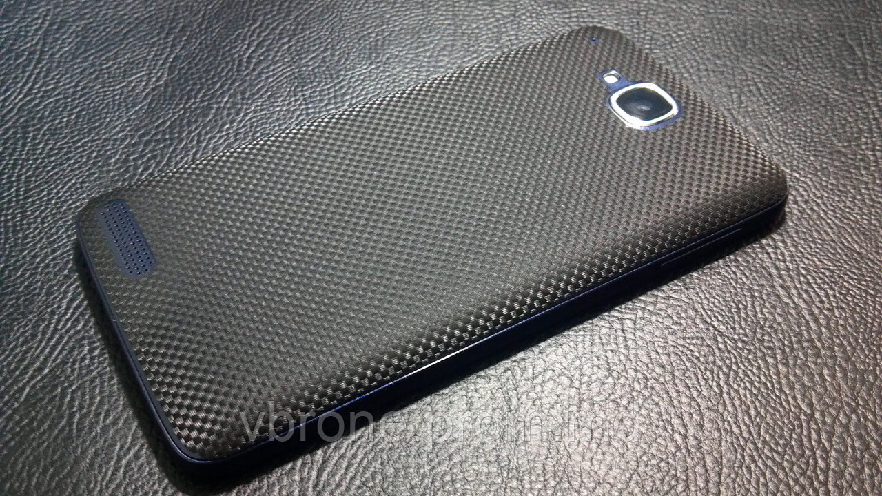 Декоративная защитная пленка для Alcatel One Touch Scribe HD 8008D микро карбон черный - фото 1 - id-p3866893