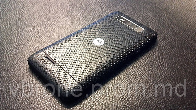 Декоративная защитная пленка для Motorola Xt788 "рептилия черная" - фото 1 - id-p3866188