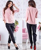 Женский деловой комплект двойка: брюки с лампасами и блузка с кнопками наискосок