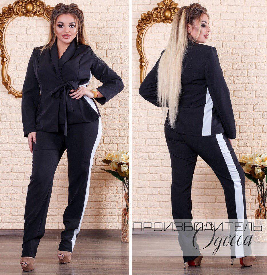 Стильный деловой классический брючный черный костюм с пиджаком на запах и белыми вставками по бокам, батал - фото 1 - id-p8452802