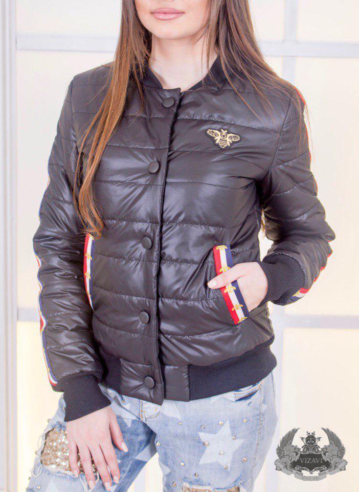 Женская осенняя черная куртка бомбер на кнопках с лампасами на рукавах - фото 1 - id-p8562417