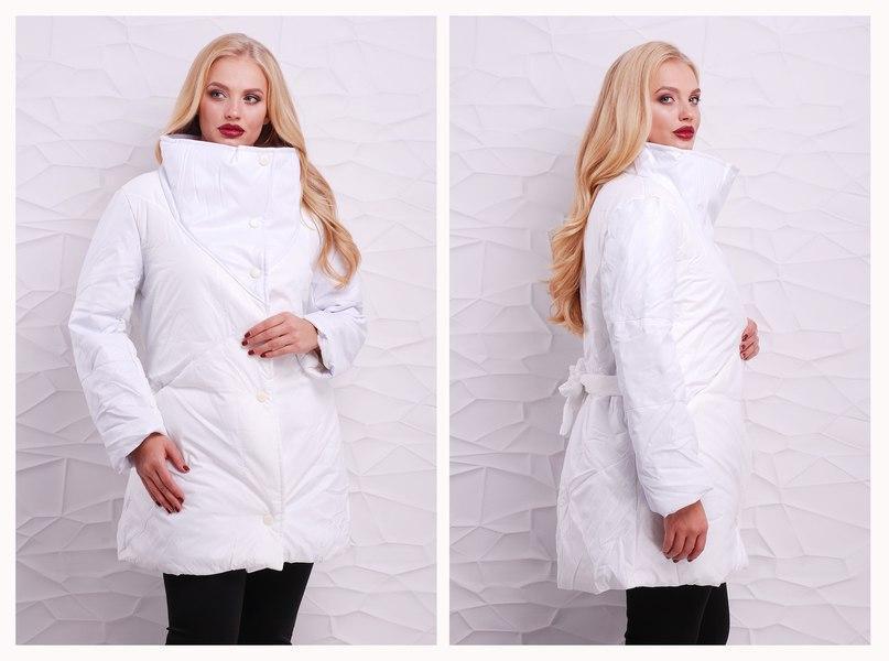 Женская осенняя удлиненная белая куртка с высоким воротом стойкой и вставками эко-кожи спереди и на рукавах - фото 1 - id-p8694891