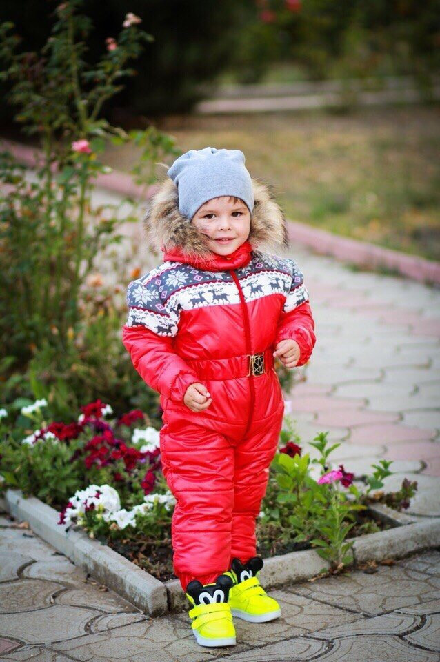 Утепленный зимний детский комбинезон на синтепоне с капюшоном с опушкой, со вставками принт олени и снежинки - фото 1 - id-p8769783