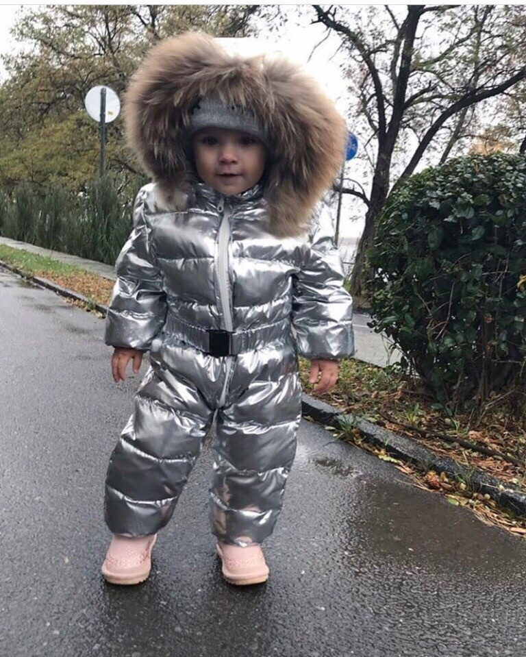 Утепленный осенне-зимний детский комбинезон на синтепоне с капюшоном с опушкой, плащевка металлик - фото 1 - id-p8769802