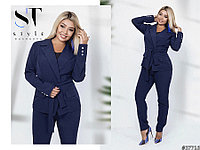 Элегантный брючный костюм: пиджак без застежки и прямые брюки с отворотами, полубатал