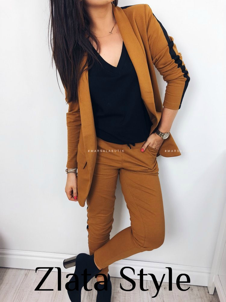 Стильный женский трикотажный брючный костюм: пиджак и брюки с контрастными вставками по бокам - фото 1 - id-p9157053